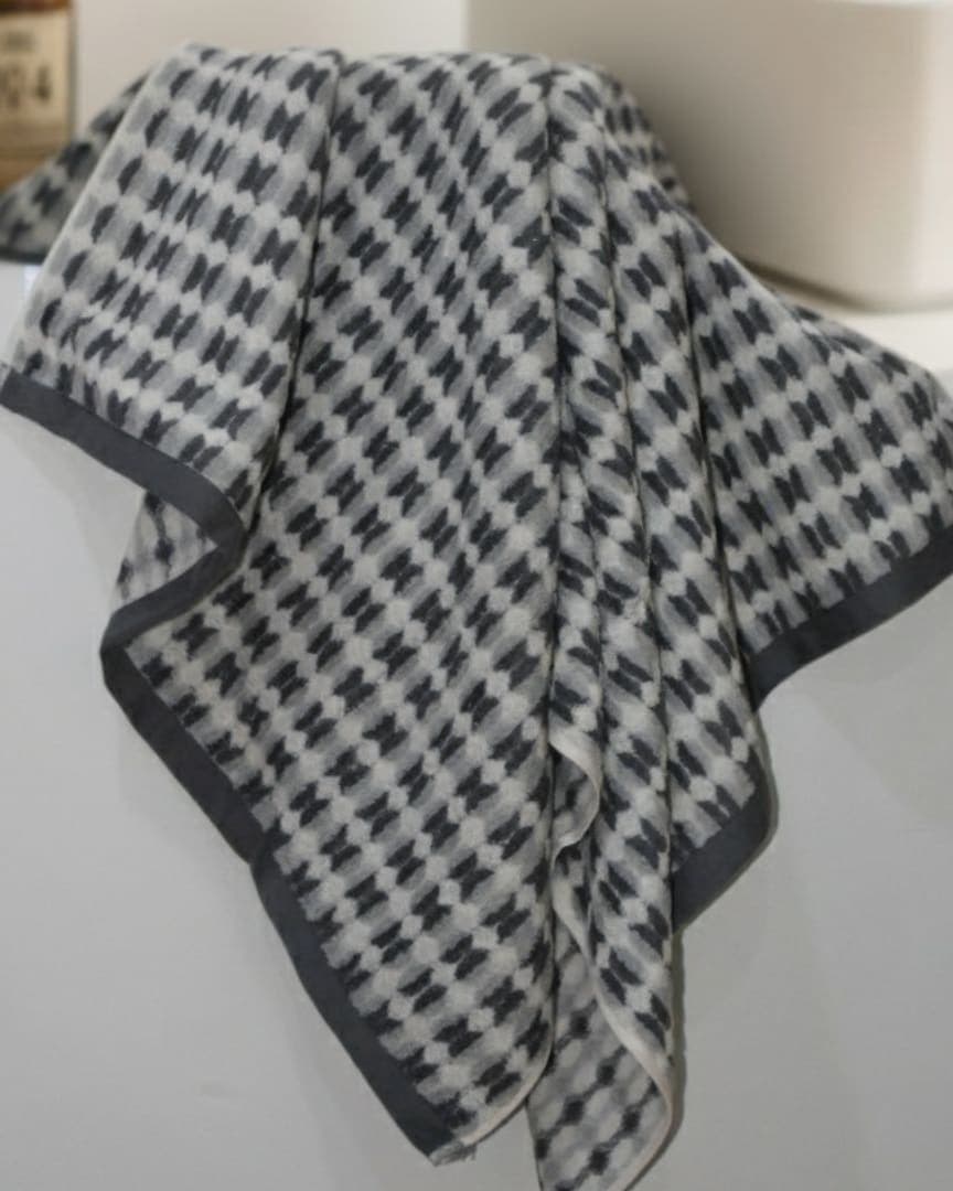 Luxury Quick Dry Black & White Check Pattern Cotton Bath Towel – 615 GSM, Extra Large (150×75 cm) Ultra Soft & Super Absorbent
