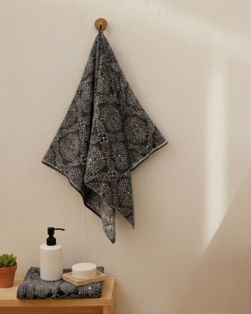 Luxury Quick Dry Black & White Patterned Cotton Bath Towel – 640 GSM, Extra Large (152×75 cm) Ultra Soft & Super Absorbent