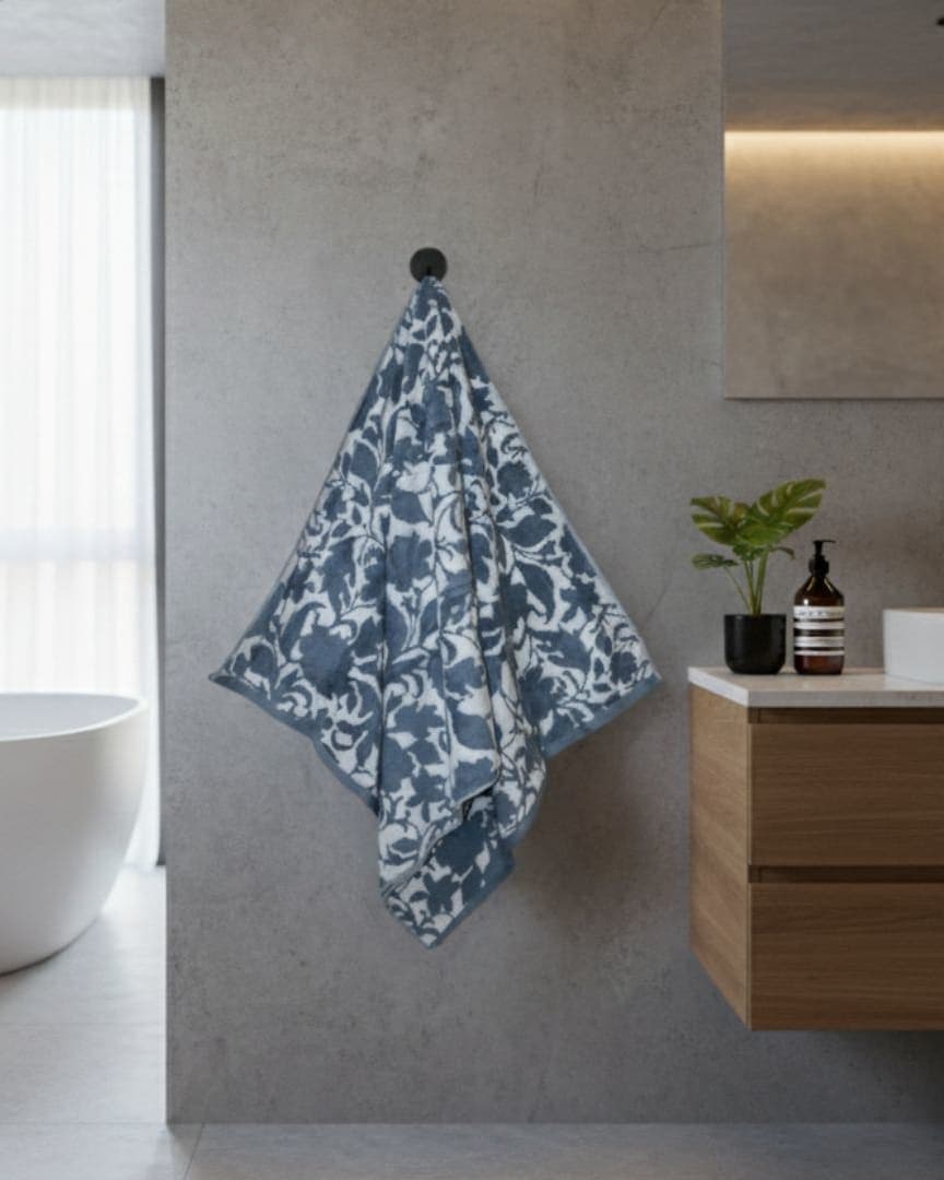 Quick Dry Blue & White Floral Design Cotton Bath Towel – 580 GSM Extra Large (145×75 cm) Ultra Soft & Super Absorbent