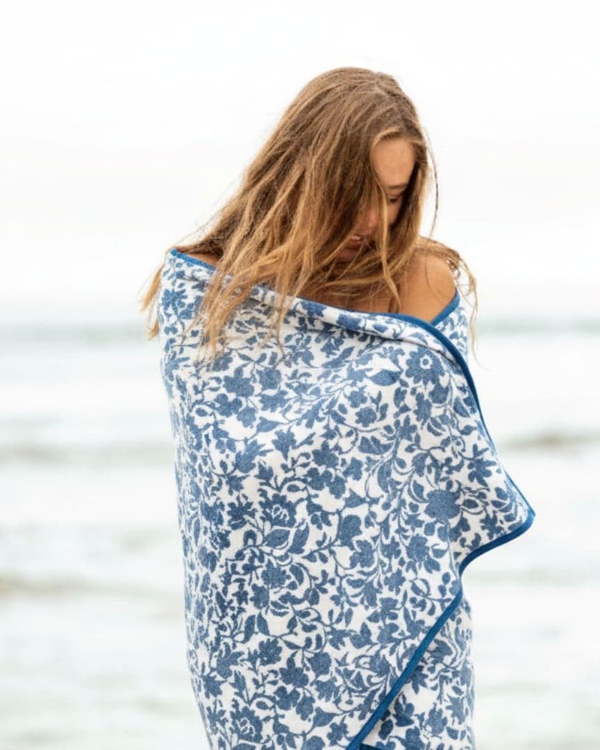 Quick Dry Blue & White Floral Design Cotton Bath Towel – 580 GSM Extra Large (145×75 cm) Ultra Soft & Super Absorbent hover